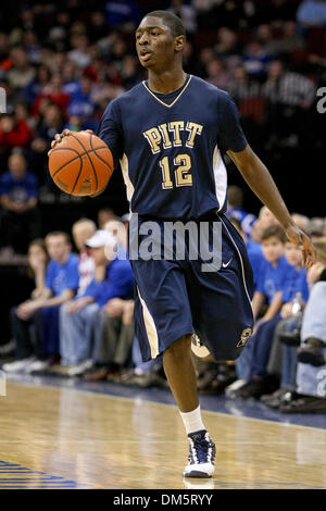 24 janvier 2010 - Newark, New Jersey, États-Unis - 24 janvier 2010 : Pittsburgh guard Ashton Gibbs # 12 disques durs la balle jusqu'à la cour pendant la seconde moitié du jeu tenue à Prudential Center de Newark, New Jersey. La Seton Hall Pirates de Pittsburgh défait 64-61 Panthers..Crédit obligatoire : Alan Maglaque / Southcreek Global (Image Crédit : © Southcreek/ZUMApress.com) mondial Banque D'Images