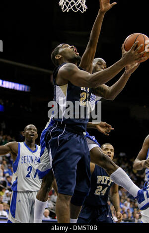 24 janvier 2010 - Newark, New Jersey, États-Unis - 24 janvier 2010 : Pittsburgh guard Brad Wanamaker # 22 lecteurs au panier pendant la seconde moitié du jeu tenue à Prudential Center de Newark, New Jersey. La Seton Hall Pirates de Pittsburgh défait 64-61 Panthers..Crédit obligatoire : Alan Maglaque / Southcreek Global (Image Crédit : © Southcreek/ZUMApress.com) mondial Banque D'Images