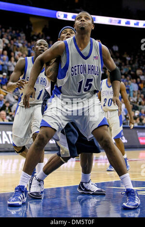 24 janvier 2010 - Newark, New Jersey, États-Unis - 24 janvier 2010 : l'avant de Seton Hall Herb Pape # 15 cases à l'adversaire pendant la seconde moitié du jeu tenue à Prudential Center de Newark, New Jersey. La Seton Hall Pirates de Pittsburgh défait 64-61 Panthers..Crédit obligatoire : Alan Maglaque / Southcreek Global (Image Crédit : © Southcreek/ZUMApress.com) mondial Banque D'Images