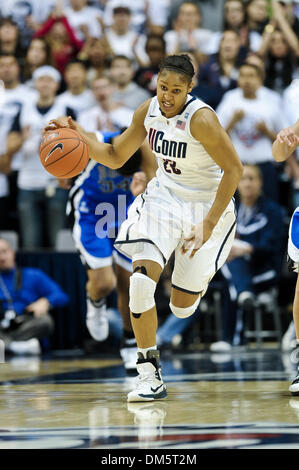 31 janvier 2010 - Storrs, Connecticut, United States of America - Connecticut F Maya Moore (23) entraîne la balle jusqu'à la cour. # 2 Indiana BAT # 3 Duc 87 - 51 à Gampel Pavilion. Moore a reçu une partie des 29 points. (Crédit Image : © Geoff Bolte/ZUMAPRESS.com) Southcreek/mondial Banque D'Images