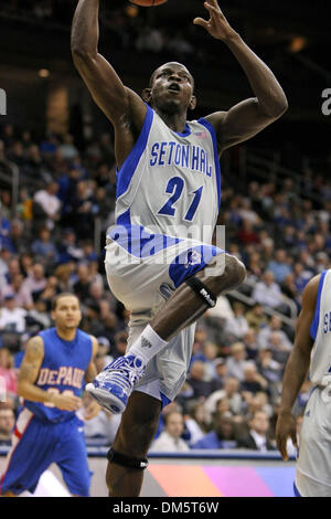 14 février 2010 - Newark, New Jersey, États-Unis - 14 Février 2010 : garde de Seton Hall Jeremy Hazell # 21 disques durs au panier pendant la première moitié de la partie tenue à Prudential Center de Newark, New Jersey. La Seton Hall Pirates dirige le 50-35 DePaul Blue Demons..Crédit obligatoire : Alan Maglaque / Southcreek Global (Image Crédit : © Southcreek/ZUMApress.com) mondial Banque D'Images