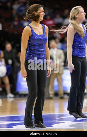 14 février 2010 - Newark, New Jersey, États-Unis - 14 Février 2010 : les spectacles de danse de Seton Hall au cours de la première moitié du jeu tenue à Prudential Center de Newark, New Jersey. La Seton Hall Pirates dirige le 50-35 DePaul Blue Demons..Crédit obligatoire : Alan Maglaque / Southcreek Global (Image Crédit : © Southcreek/ZUMApress.com) mondial Banque D'Images