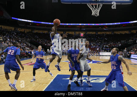 14 février 2010 - Newark, New Jersey, États-Unis - 14 Février 2010 : la Seton Hall guard Keon Lawrence # 2 disques durs au panier pendant la deuxième moitié de la partie tenue à Prudential Center de Newark, New Jersey. La Seton Hall Pirates a vaincu les démons Bleu 79-71 DePaul..Crédit obligatoire : Alan Maglaque / Southcreek Global (Image Crédit : © Southcreek/ZUMApress.com) mondial Banque D'Images