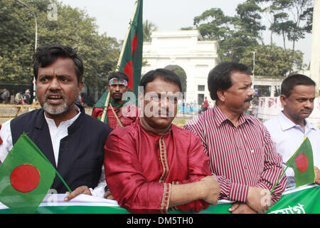 Dhaka, Bangladesh. 12Th Dec 2013. manifestation pour exiger la peine de mort kader mollah devant les tribunaux. La Division d'appel, qui avait soulevé Jamaat chef Abdul Quader Molla's life sentence à une condamnation à mort, a rejeté sa demande d'examiner la décision. Cette commande signifie qu'il n'y a pas plus d'obstacles à l'exécution de la Jamaat-e-Islami, Secrétaire général adjoint, a expliqué le procureur général Mahbubey Alam. Banque D'Images