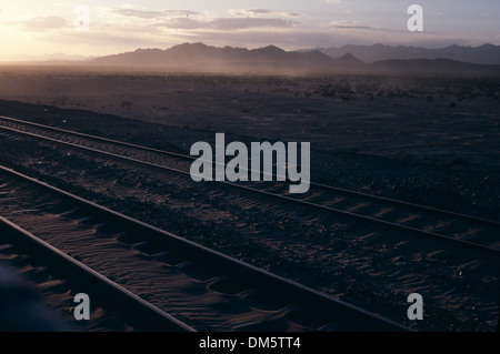 Écartement des rails pendant le coucher du soleil prises à Golmud, Province de Qinghai, Chine Banque D'Images