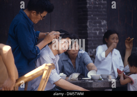 Profession Earpick trouvés dans une maison de thé en plein air dans la région de Chengdu, province du Sichuan, Chine Banque D'Images