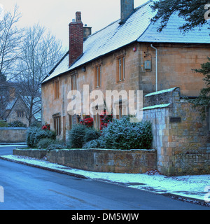 Maison mitoyenne en pierre de Cotswold cottages à Mickleton près de Chipping Campden en hiver, Gloucestershire, Angleterre. Banque D'Images