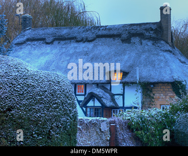 Noir et blanc, chaumière à pans de bois en hiver, Mickleton près de Chipping Campden, Gloucestershire, Angleterre. Banque D'Images