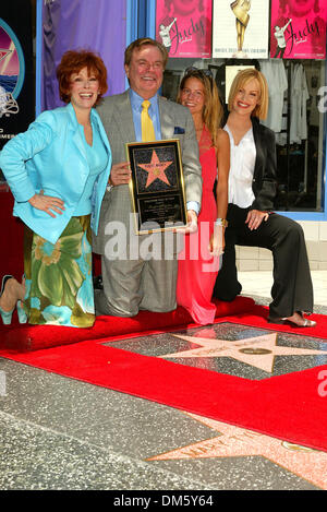 16 juillet 2002 - Hollywood, Californie - ROBERT WAGNER à l'Honneur avec étoile SUR.Hollywood Walk of Fame.ROBERT WAGNER et épouse, Jill ST. JOHN.ET SES FILLES COURTNEY ET KATIE WAGNER. BARRETT / 7-16-2002 FITZROY K25547FB (D)(Image Crédit : © Globe Photos/ZUMAPRESS.com) Banque D'Images