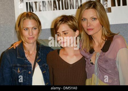 6 septembre 2002 - Toronto, Canada - WHITE OLEANDER.CONFÉRENCE DE PRESSE À L'Hôtel FOUR SEASONS TORONTO.canada.CO-STARS ROBIN WRIGHT PENN, Alison Lohman et.Michelle Pfeiffer. BARRETT / 9-6-2002 FITZROY K26026FB (D)(Image Crédit : © Globe Photos/ZUMAPRESS.com) Banque D'Images