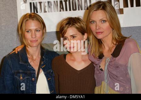 6 septembre 2002 - Toronto, Canada - WHITE OLEANDER.CONFÉRENCE DE PRESSE À L'Hôtel FOUR SEASONS TORONTO.canada.CO-STARS ROBIN WRIGHT PENN, Alison Lohman et.Michelle Pfeiffer. BARRETT / 9-6-2002 FITZROY K26026FB (D)(Image Crédit : © Globe Photos/ZUMAPRESS.com) Banque D'Images