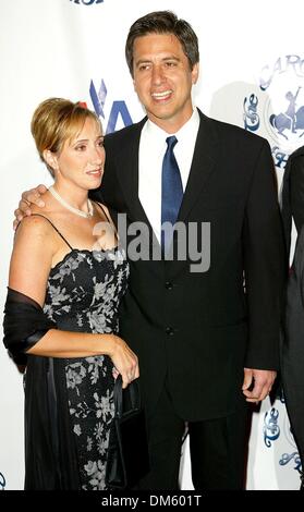 15 octobre 2002 - Los Angeles, Californie, USA - RAY ROMANO ET ÉPOUSE ..K26761FB LE 15E CAROUSEL OF HOPE BALL.Beverly Hilton Hotel, Los Angeles, CA.15 octobre 2002. FITZROY BARRETT/ 2002.ETV(Image Crédit : © Globe Photos/ZUMAPRESS.com) Banque D'Images