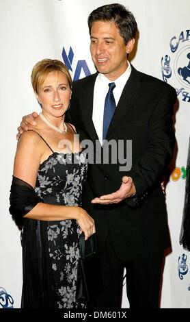 15 octobre 2002 - Los Angeles, Californie, USA - RAY ROMANO ET ÉPOUSE ..K26761FB LE 15E CAROUSEL OF HOPE BALL.Beverly Hilton Hotel, Los Angeles, CA.15 octobre 2002. FITZROY BARRETT/(2002 Image Crédit : © Globe Photos/ZUMAPRESS.com) Banque D'Images