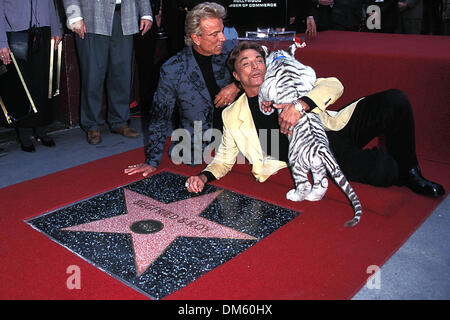 23 septembre 1999 - K16665FB.SIEGFRIED ET ROY HONORÉ PAR SATR sur Hollywood Walk of Fame .09/23/1999. FITZROY BARRETT/ 1999.SIEGFRIED ET ROY SIEGFRIED FISHBACHER ET ROY HORN SIEGFRIEDANDROYRETRO(Credit Image : © Globe Photos/ZUMAPRESS.com) Banque D'Images