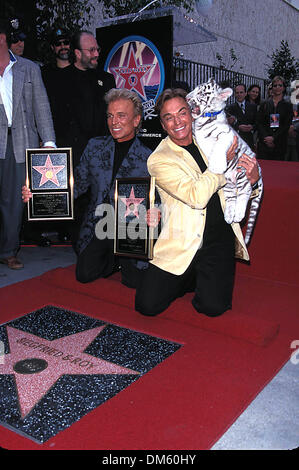 23 septembre 1999 - K16665FB.SIEGFRIED ET ROY HONORÉ PAR SATR sur Hollywood Walk of Fame .09/23/1999. FITZROY BARRETT/ 1999.SIEGFRIED ET ROY SIEGFRIED FISHBACHER ET ROY HORN SIEGFRIEDANDROYRETRO(Credit Image : © Globe Photos/ZUMAPRESS.com) Banque D'Images