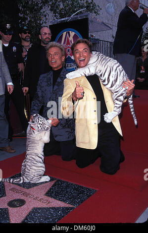 23 septembre 1999 - K16665FB.SIEGFRIED ET ROY HONORÉ PAR SATR sur Hollywood Walk of Fame .09/23/1999. FITZROY BARRETT/ 1999.SIEGFRIED ET ROY SIEGFRIED FISHBACHER ET ROY HORN SIEGFRIEDANDROYRETRO(Credit Image : © Globe Photos/ZUMAPRESS.com) Banque D'Images