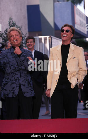 23 septembre 1999 - K16665FB.SIEGFRIED ET ROY HONORÉ PAR SATR sur Hollywood Walk of Fame .09/23/1999. FITZROY BARRETT/ 1999.SIEGFRIED ET ROY SIEGFRIED FISHBACHER ET ROY HORN SIEGFRIEDANDROYRETRO(Credit Image : © Globe Photos/ZUMAPRESS.com) Banque D'Images