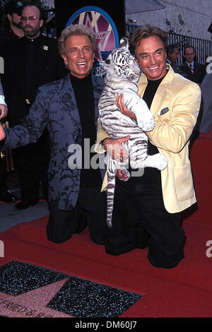 23 septembre 1999 - K16665FB.SIEGFRIED ET ROY HONORÉ PAR SATR sur Hollywood Walk of Fame .09/23/1999. FITZROY BARRETT/ 1999.SIEGFRIED ET ROY SIEGFRIED FISHBACHER ET ROY HORN SIEGFRIEDANDROYRETRO(Credit Image : © Globe Photos/ZUMAPRESS.com) Banque D'Images