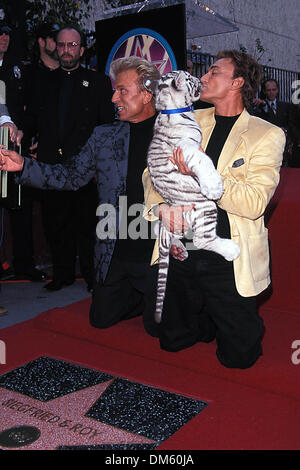 23 septembre 1999 - K16665FB.SIEGFRIED ET ROY HONORÉ PAR SATR sur Hollywood Walk of Fame .09/23/1999. FITZROY BARRETT/ 1999.SIEGFRIED ET ROY SIEGFRIED FISHBACHER ET ROY HORN SIEGFRIEDANDROYRETRO(Credit Image : © Globe Photos/ZUMAPRESS.com) Banque D'Images