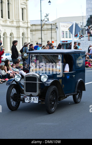 Un magnifique bâtiment restauré Austin 135 fait baisser la route principale de Oamaru durant la parade annuelle Banque D'Images