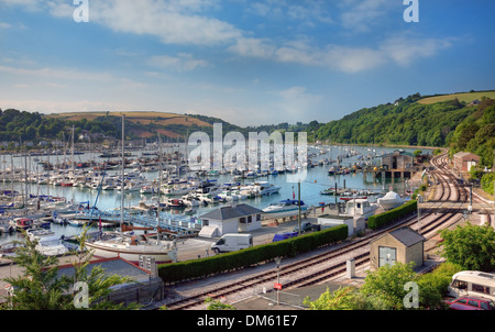 Bateaux à voile sur l'estuaire de Dart Kingswear, Devon, Angleterre. Banque D'Images