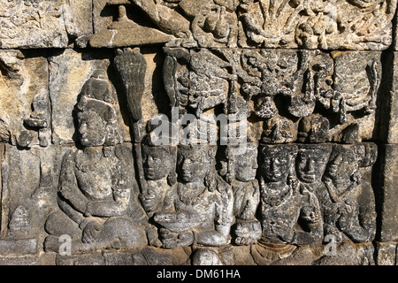 Dans la décharge de mur de temple bouddhiste Borobudur, l'île de Java, Indonésie Banque D'Images