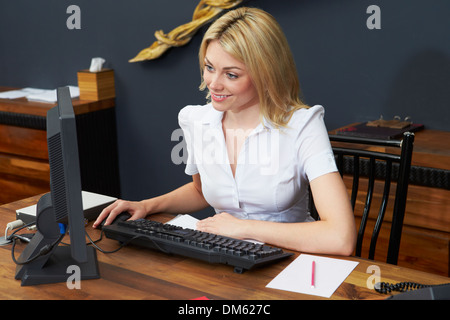 Réceptionniste de l'hôtel travaillant à l'ordinateur Banque D'Images