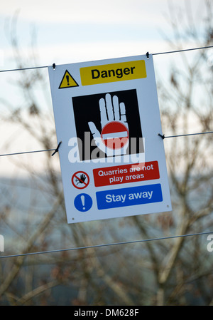 "Danger. Les carrières ne sont pas des aires de jeux. Restez loin !', un avis d'alerte. Carrière de Kendal, Kendal, Cumbria, Angleterre, Royaume-Uni. Banque D'Images