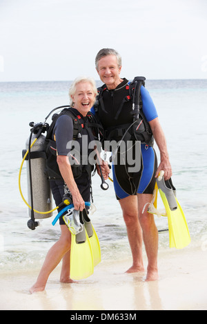 Couple avec équipement de plongée bénéficiant d'Appartement De Vacances Banque D'Images