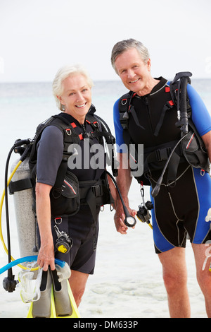 Couple avec équipement de plongée bénéficiant d'Appartement De Vacances Banque D'Images