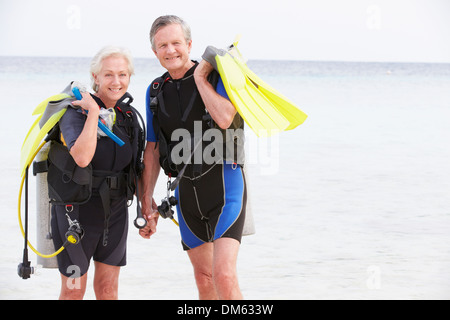 Couple avec équipement de plongée bénéficiant d'Appartement De Vacances Banque D'Images