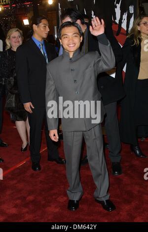 Le 5 décembre, 2001 - OCEAN'S ELEVEN PREMIERE.AU MANN VILLAGE THEATER DE LOS ANGELES.SHAOBO QIN (dans le film). BARRETT FITZROY / 12-5-2001 K23577FB (D)(Image Crédit : © Globe Photos/ZUMAPRESS.com) Banque D'Images