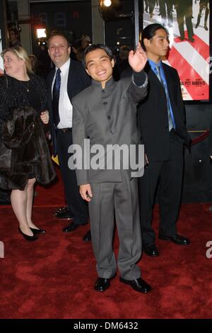 Le 5 décembre, 2001 - OCEAN'S ELEVEN PREMIERE.AU MANN VILLAGE THEATER DE LOS ANGELES.SHAOBO QIN (dans le film). BARRETT FITZROY / 12-5-2001 K23577FB (D)(Image Crédit : © Globe Photos/ZUMAPRESS.com) Banque D'Images