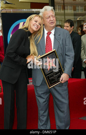 Mar. 27, 2002 - Los Angeles, Californie - Rodney Dangerfield HONORÉ AVEC.Hollywood Walk of Fame STAR À LOS ANGELES, CA.Rodney Dangerfield et épouse Joan. BARRETT FITZROY / 03-27-2002 K24546FB (D)(Image Crédit : © Globe Photos/ZUMAPRESS.com) Banque D'Images