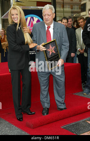 Mar. 27, 2002 - Los Angeles, Californie - Rodney Dangerfield HONORÉ AVEC.Hollywood Walk of Fame STAR À LOS ANGELES, CA.Rodney Dangerfield et épouse Joan. BARRETT FITZROY / 03-27-2002 K24546FB (D)(Image Crédit : © Globe Photos/ZUMAPRESS.com) Banque D'Images