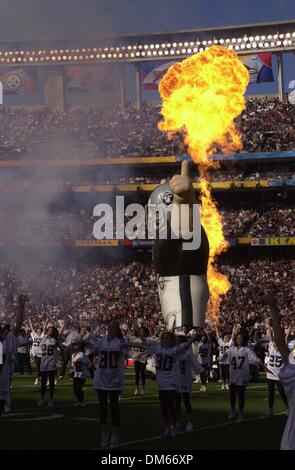 Festivites arborant au Super Bowl XXXVII entre les Oakland Raiders et les Tampa Bay Buccaneers, 26 janvier 2003 à Qualcomm Stadium de San Diego, CA ( Le Sacramento Bee Randy Pench)/ZUMA Press Banque D'Images