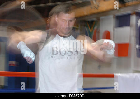 Déc 01, 2004 ; Los Angeles, CA, USA ; Heavyweight Champion WBC Vitali Klitschko trains pour son prochain 11 décembre combat contre Danny Williams à l'hôtel Mandalay Bay, à Las Vegas en raison d'être tenue le 12/2/03. Banque D'Images