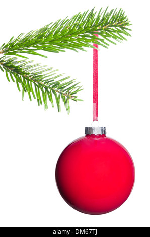 Red Christmas Tree ball se joue sur un fond blanc avant de branches de sapin Banque D'Images