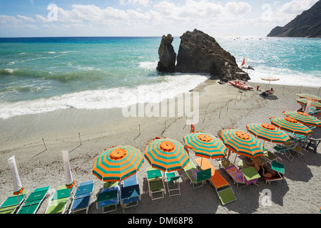 Plage de sable fin et les parasols colorés, Monterosso al Mare, Cinque Terre, La Spezia, Ligurie, Italie Province Banque D'Images