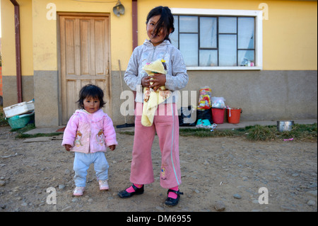 Deux filles debout en face d'une maison, d'El Alto, département de La Paz, Bolivie Banque D'Images