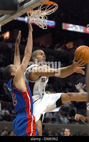 Déc 03, 2004 ; San Antonio, TX, USA ; Tony Parker licencie un tir après avoir obtenu la défense sous le panier de l'ensemble piston/s Tayshoun Prince. Banque D'Images