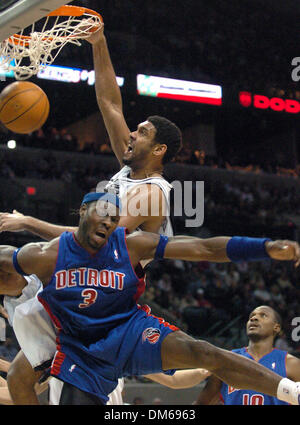 Déc 03, 2004 ; San Antonio, TX, USA ; Tim Duncan une claque au-dessus de Ben Wallace vendredi soir comme les Spurs rester en face des pistons au SBC Center. Banque D'Images