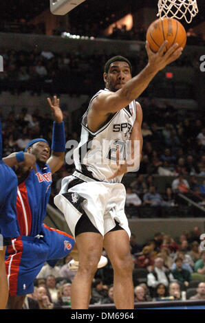 Déc 03, 2004 ; San Antonio, TX, USA ; Tim Duncan quitte le piston's Ben Wallace derrière pour jeter la balle dans le courant du premier semestre à la SBC Center. Banque D'Images