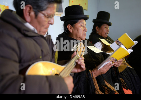 Communauté de base catholique, les boliviens dans l'habit traditionnel des Indiens Quechua de faire de la musique et chanter ensemble, El Alto Banque D'Images