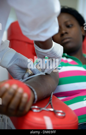 Une femme est en préparation pour une séance de don de sang, don de sang de la Croix-Rouge Centre, Port-au-Prince, Haïti Banque D'Images