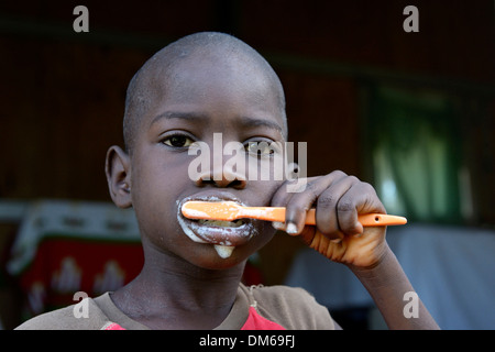 Jeune garçon se brosser les dents, village Tchawa, LÉOGÂNE, Haïti Banque D'Images