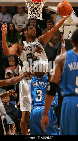 Déc 14, 2004 ; San Antonio, TX, USA ; San Antonio Spurs TIM DUNCAN bats la balle loin de Orlando Magic Steve Francis au cours de la première moitié de la SBC Center mercredi, 14 décembre 2004. Banque D'Images