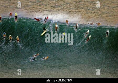 Déc 15, 2004 ; Waimea Bay, HI, USA ; spectateurs attendent le début du Quiksilver Eddie Aikau Big Wave Invitational contest. Banque D'Images