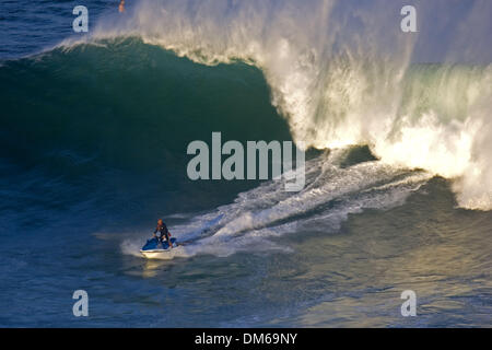 Déc 15, 2004 ; Waimea Bay, HI, USA ; Jet ski patrol et sauvetage au Quiksilver Eddie Aikau Big Wave Invitational contest. Banque D'Images