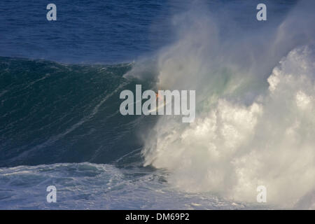 Déc 15, 2004 ; Waimea Bay, New York, USA ; pas de surfer en gouttes au Quiksilver Eddie Aikau Big Wave Invitational contest. Banque D'Images